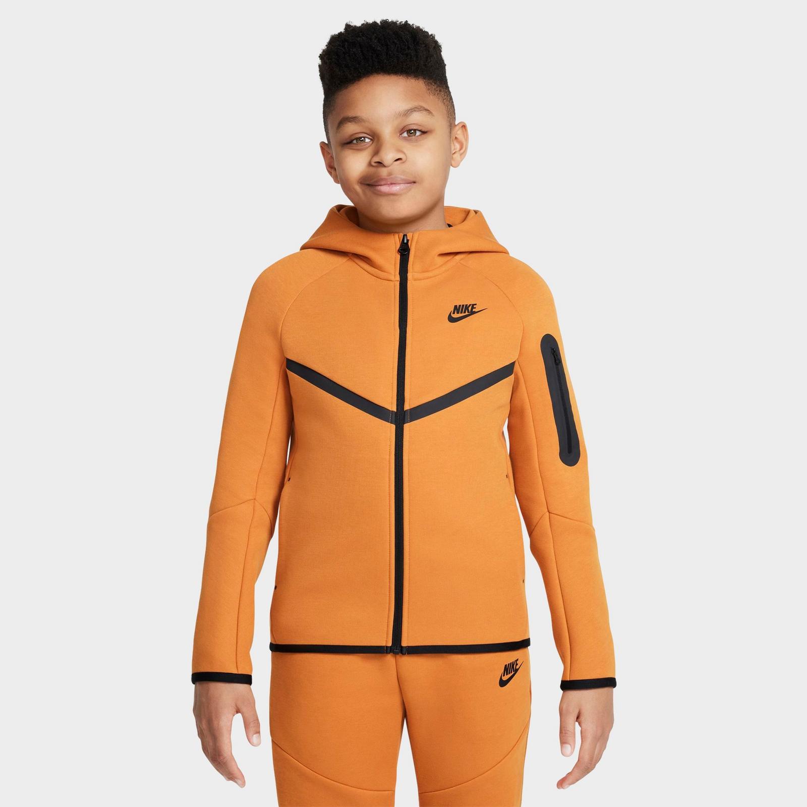 HV5867_815_M1?bg=rgb(237,237,