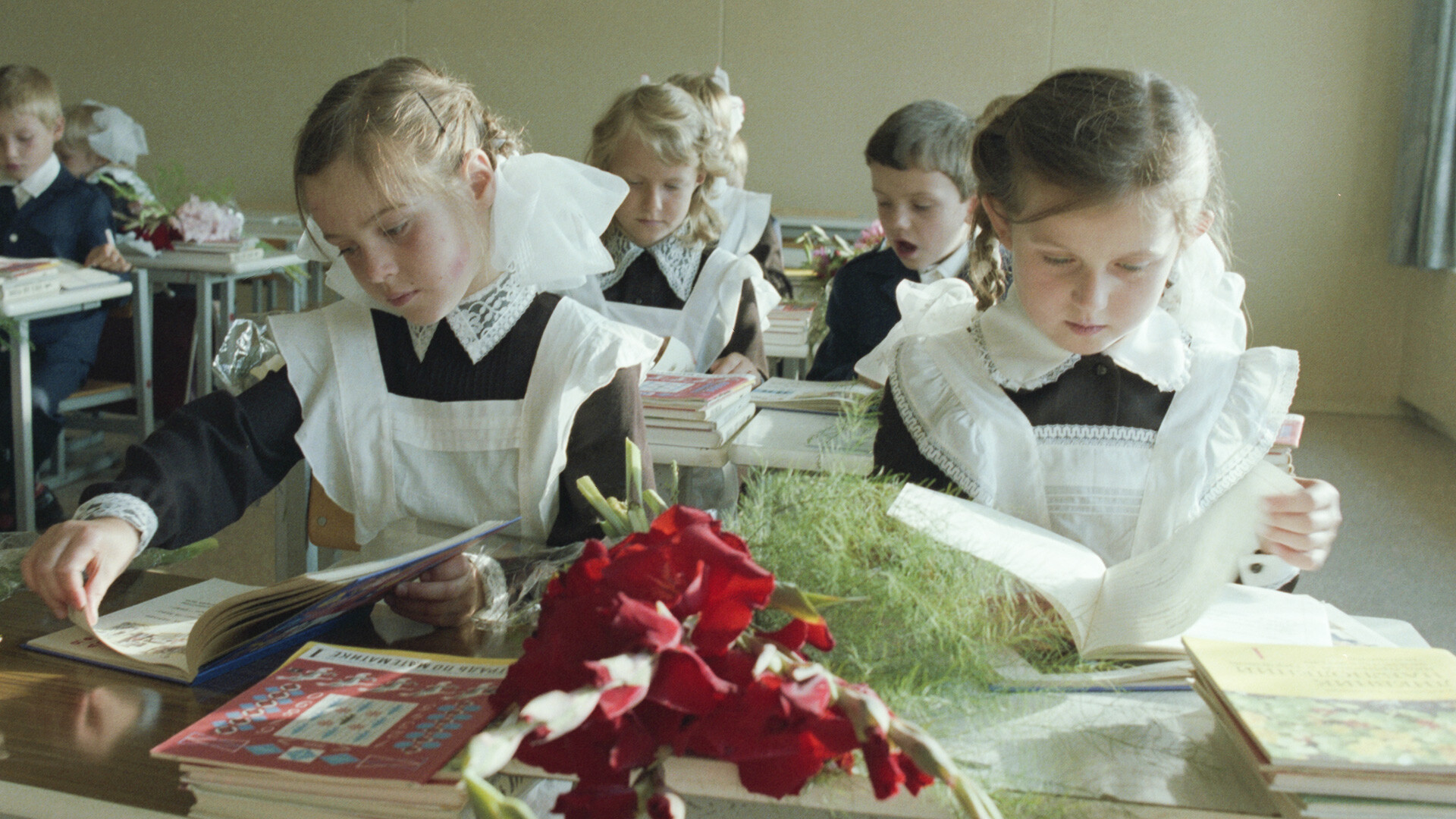 ソ連の学校のシンボルとなった大きなリボン（写真特集）