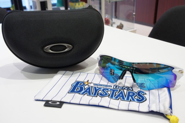 オークリーのレーダーロックと横浜ベイスターズの球団コラボレーション