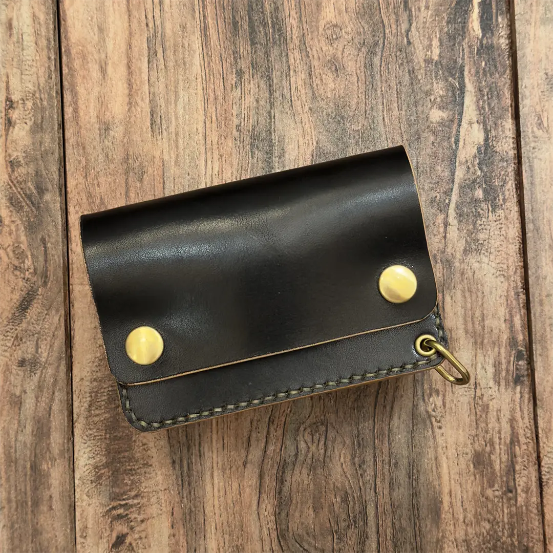 昭南本ヌメ 丘染めブラック茶芯 ショートトラッカーウォレット｜手染め