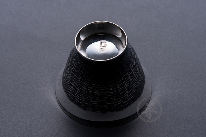 善興 純銀 ぐいのみ 猪口型 茣蓙目 古美仕上 | 森銀器製作所