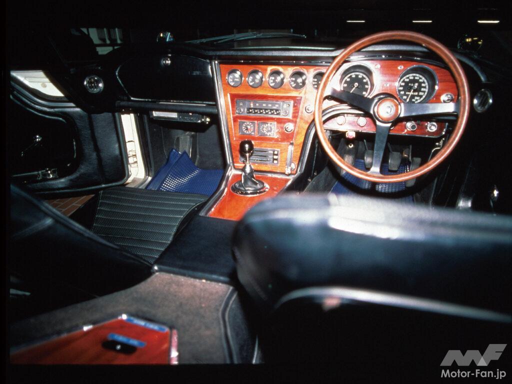 トヨタ2000GT、ローズウッドを使用した天然木のインストゥルメント