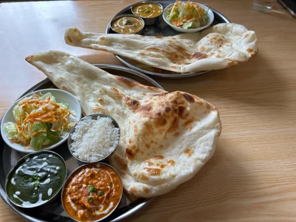 ダブルカレーセットは1180円でバターナンお代わり無料「ナマステインド