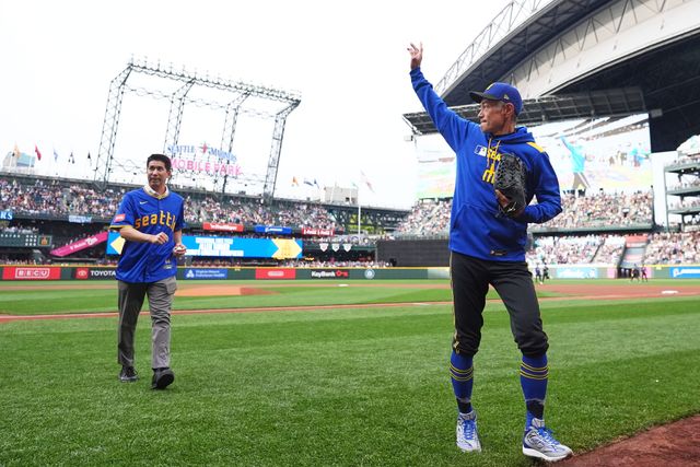 イチローが捕手役で始球式に登場 ターナー通訳とともに本拠地わかす
