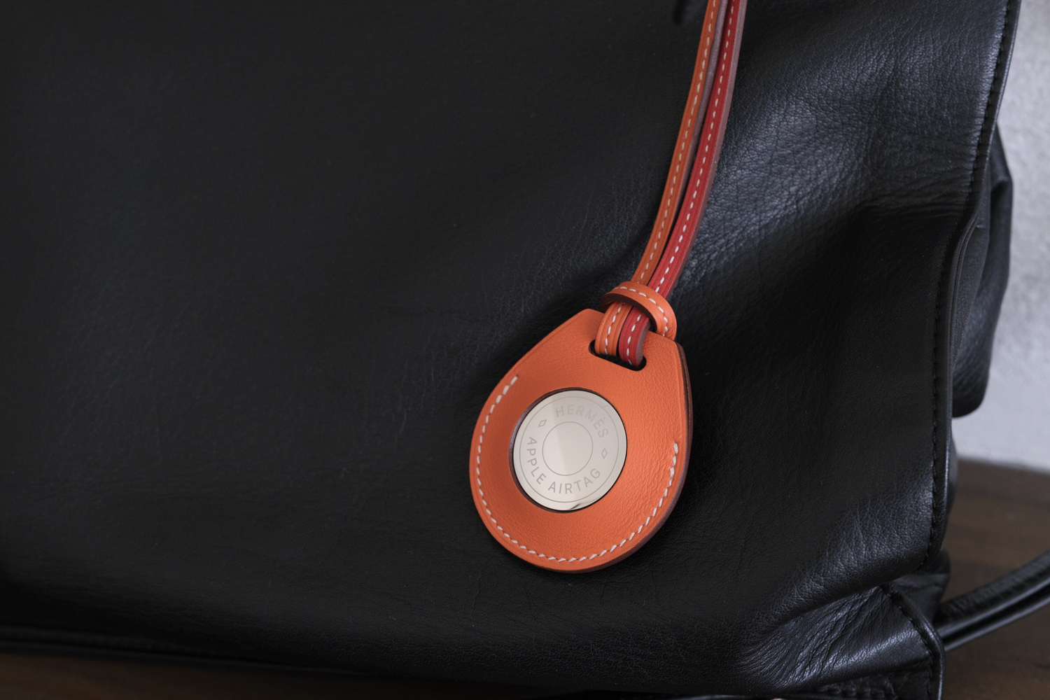 見つける天才！AirTagのエルメスバージョンはバッグチャームとしても