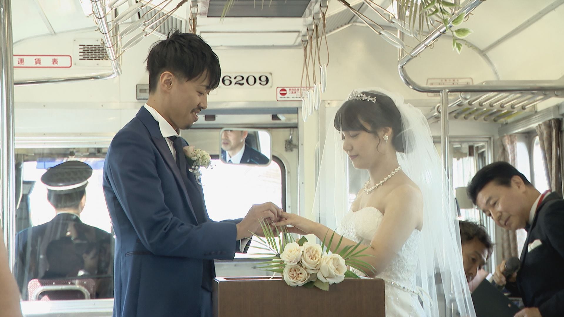 名古屋鉄道の車両内で結婚式 新郎新婦が揺るぎない愛を誓い親族・友人