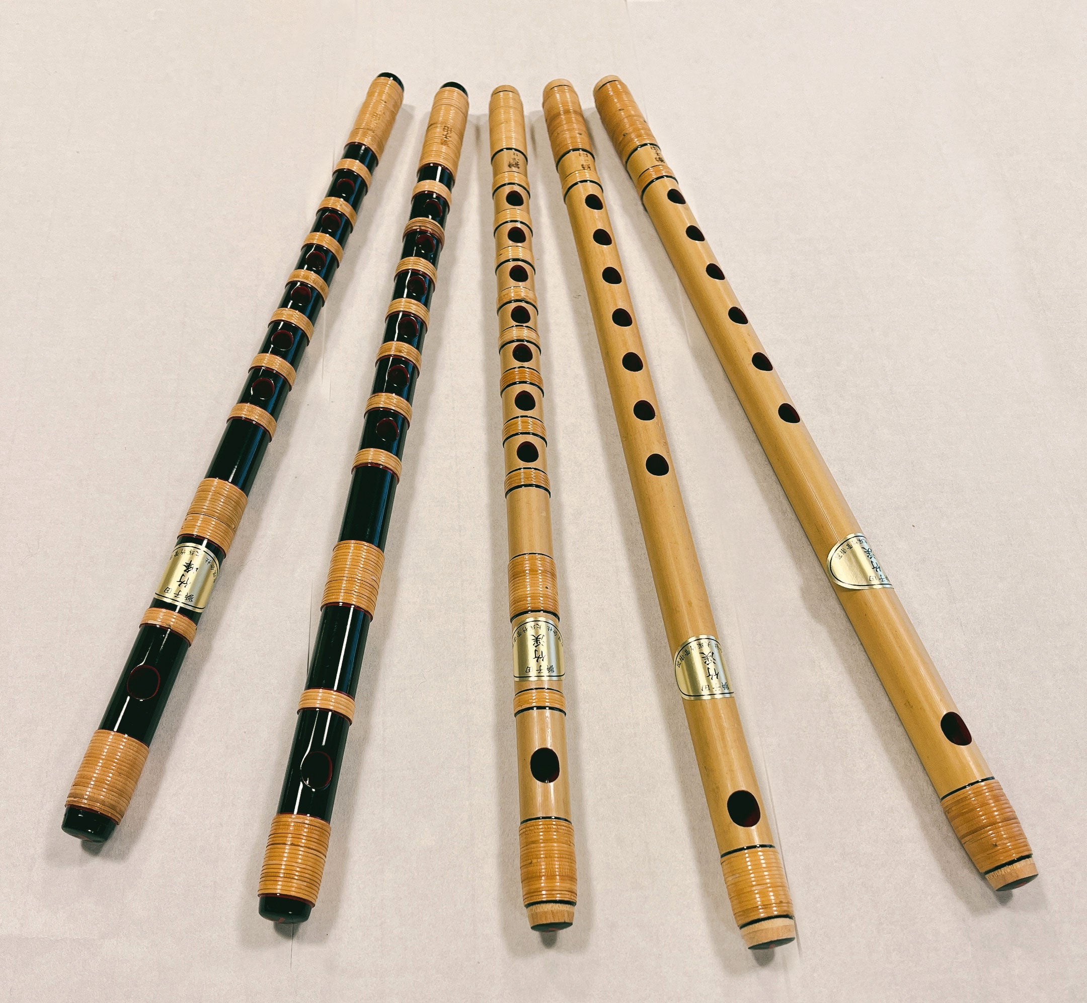 篠笛-竹峰彫込両巻 – 日本の色-太鼓の泉響和館オンラインショップ