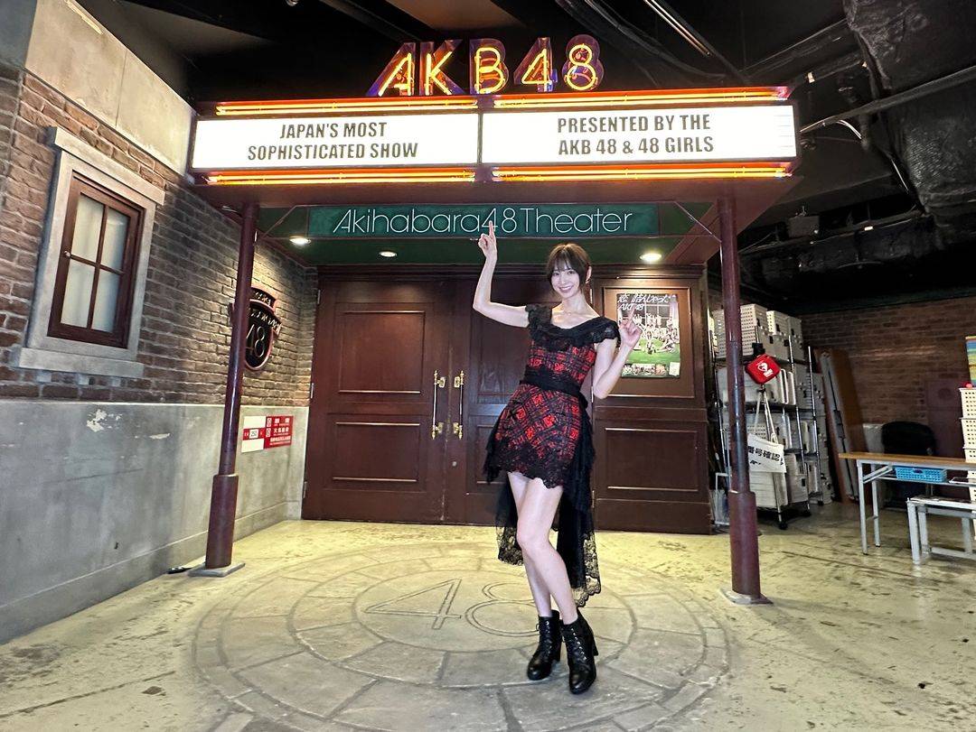 これがほんとの大人AKB」〝美脚全開〟38歳篠田麻里子が秋葉原劇場に