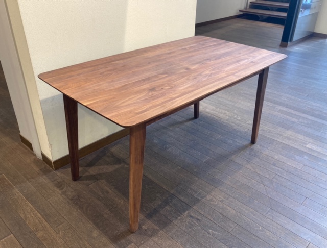 ダイニングテーブルの御紹介 いまや希少木材の超高級ウォルナット無垢