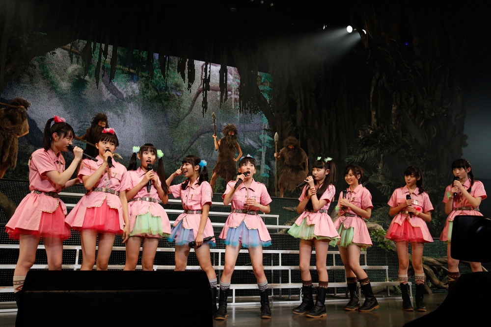 エビ中「アイドル原始時代」でKing of 学芸会の本領発揮 - 音楽ナタリー