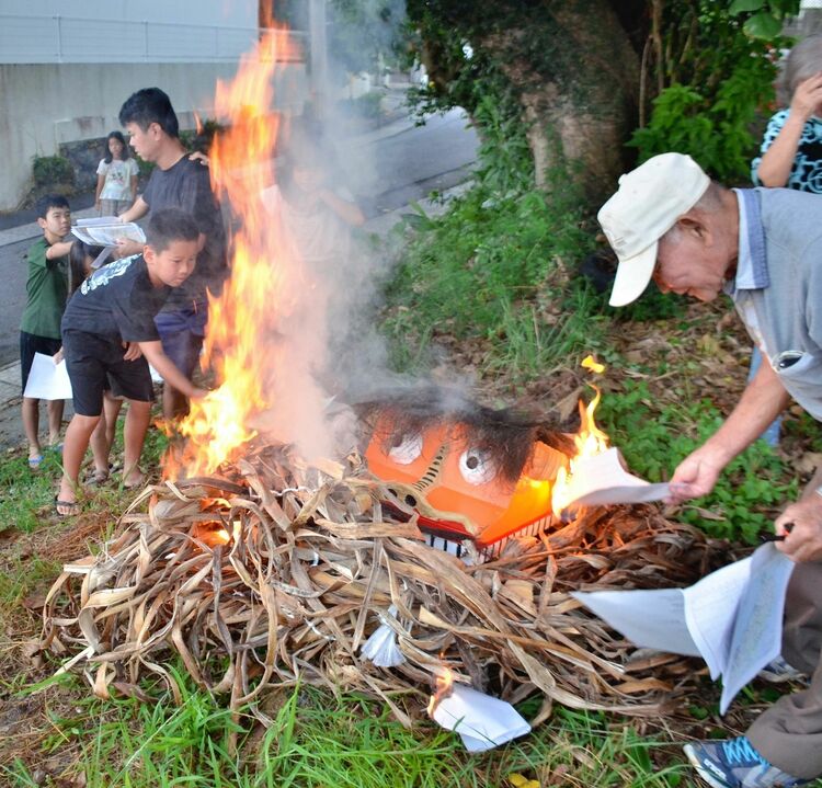 一日限りで燃やす獅子 22年ぶりに使った伝統素材はバナナの木の芯 沖縄