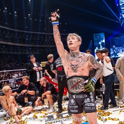 サングラスは新作のバレンシアガ。これマジでかっこいい