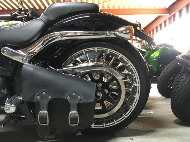 ハーレダビッドソン 修理 FXSB リアタイヤ交換 車高調整 2016年式