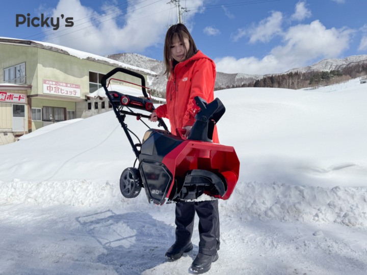 実機レビュー】電動の小型除雪機ハイガーSNE402を女性スタッフが検証