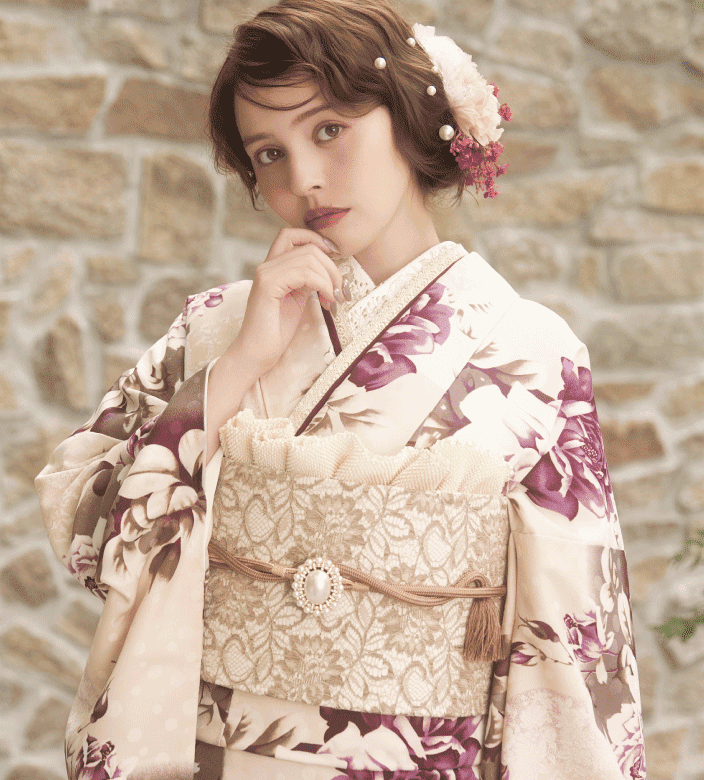 クリーム色に赤・水色・白の万寿菊や牡丹が咲く古典柄振袖 | kimono