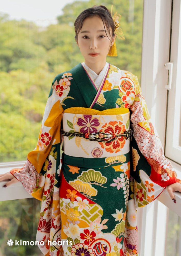 緑色にはっきりとした絵柄が愛らしい古典柄振袖で成人式を | kimono
