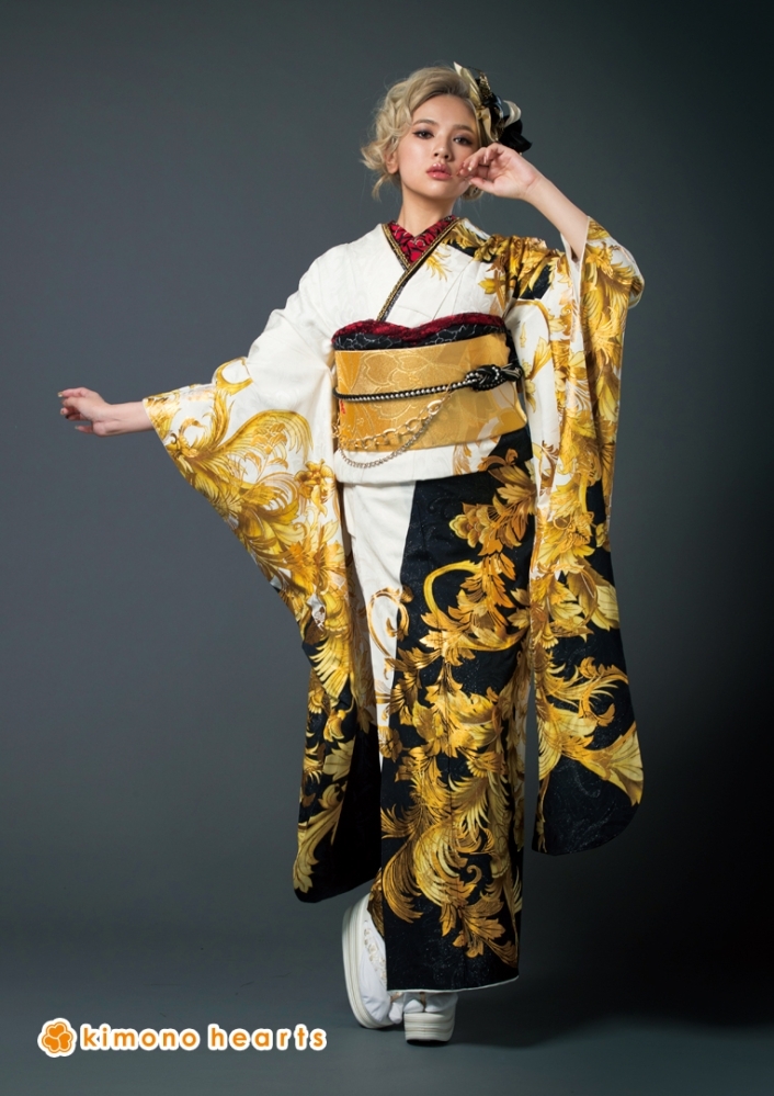 白地に黒×金で描かれた唐草柄がゴージャスなギャル振袖 | kimono