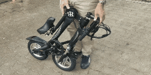 折りたたんだ状態でも転がして移動できる！電動折りたたみ自転車