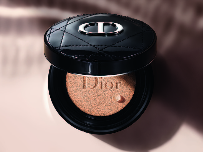 ディオールスキン フォーエヴァーから美しいツヤが長時間続くグロウ