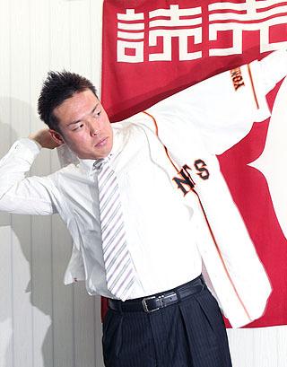 ロッテから移籍の高口隆行選手が会見 | 読売ジャイアンツ（巨人軍