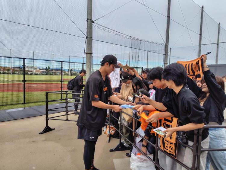 初の週末は2504人が見学～Gタウン秋季キャンプ | 読売ジャイアンツ