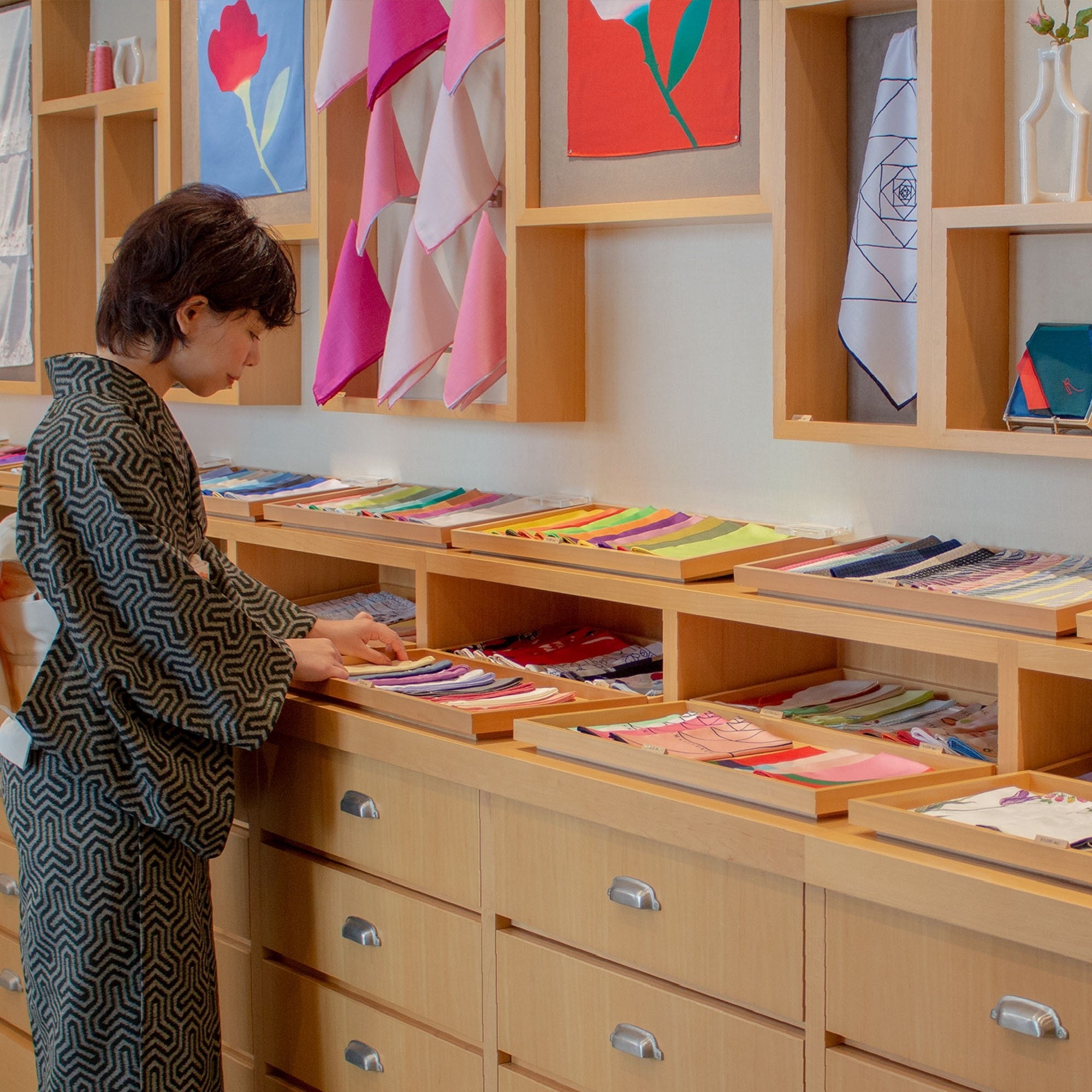 日本橋人形町店限定】汕頭（スワトウ）手刺繍ハンカチーフを特別価格