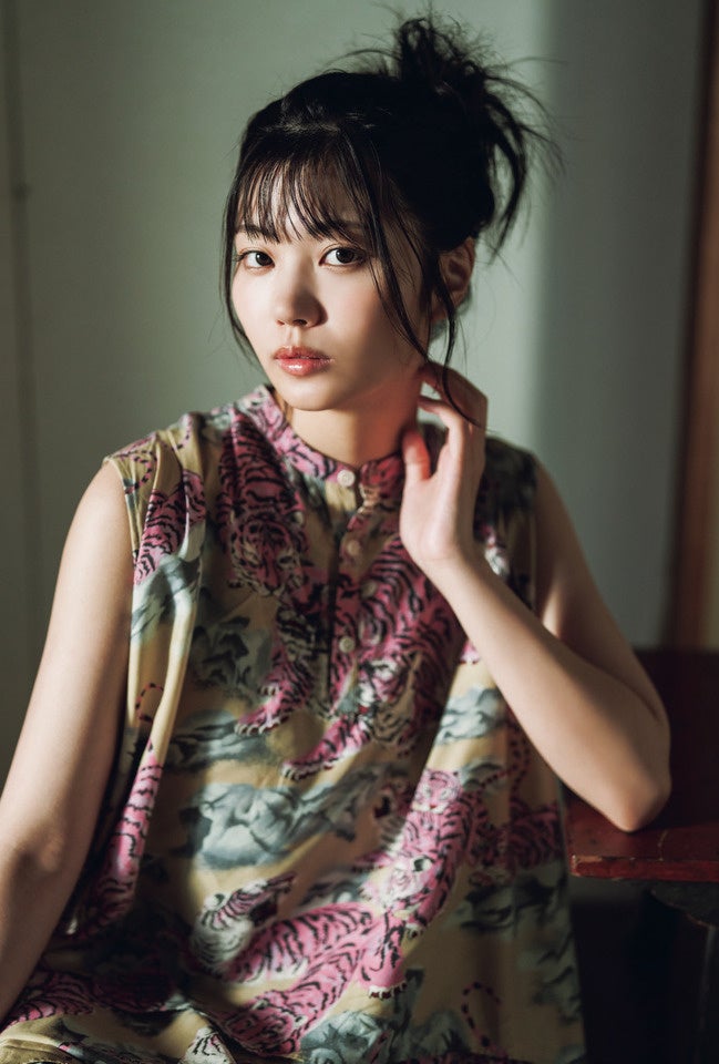 これは、中西アルノの「独唱」ーー。乃木坂46・中西アルノが表紙を飾る