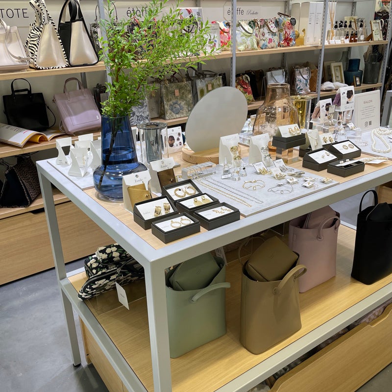 日常を彩る雑貨やプチギフト、シーズン毎の服飾雑貨を展開。CONCIREGE