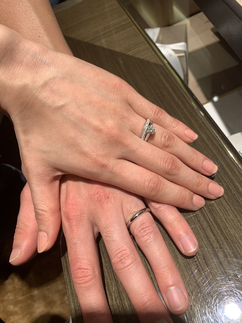 ウェーブがかかっており、本当に小さなダイヤモンドが2列に埋め込まれ