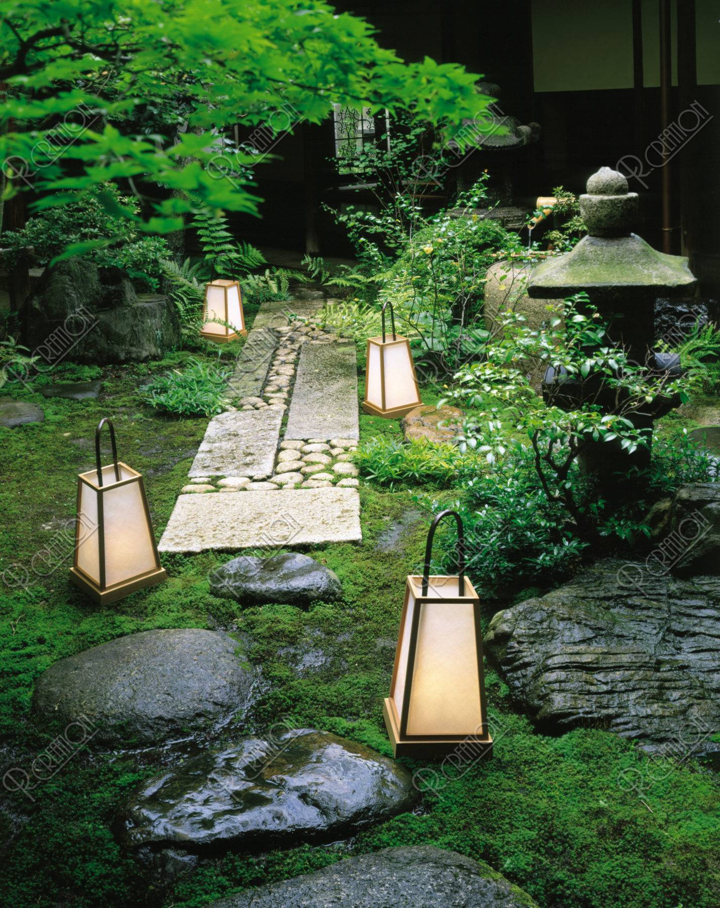 坪庭 行燈と灯篭 | 写真 | アールクリエーション