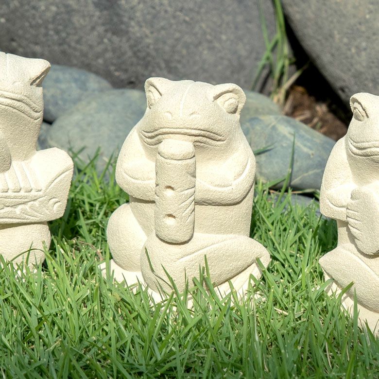 スリンを持ったカエルのガムラン隊石像 1体[9740]【バリ島の白い石像