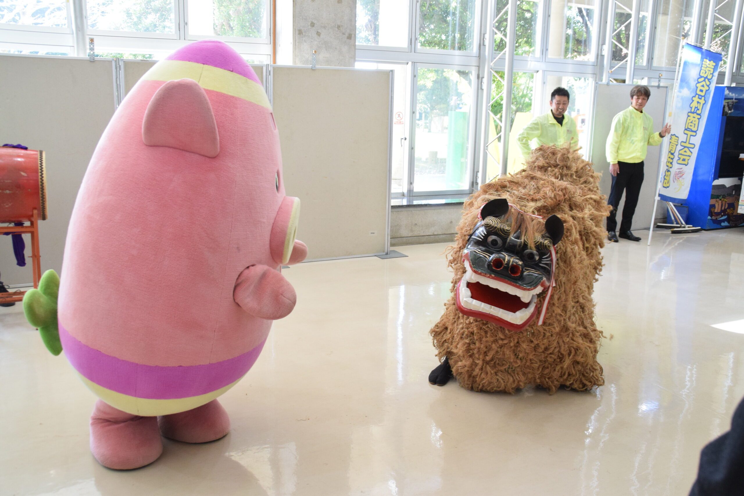 ウマくいく年に」 沖縄・読谷で初おこし獅子舞 村長「馬力のある踊り」