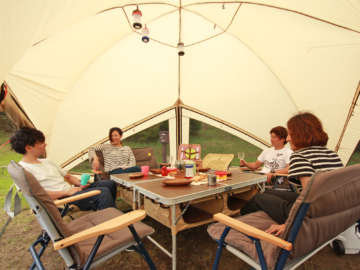 キャンプにリビングを！11畳もの空間を作り出せる大型タープ