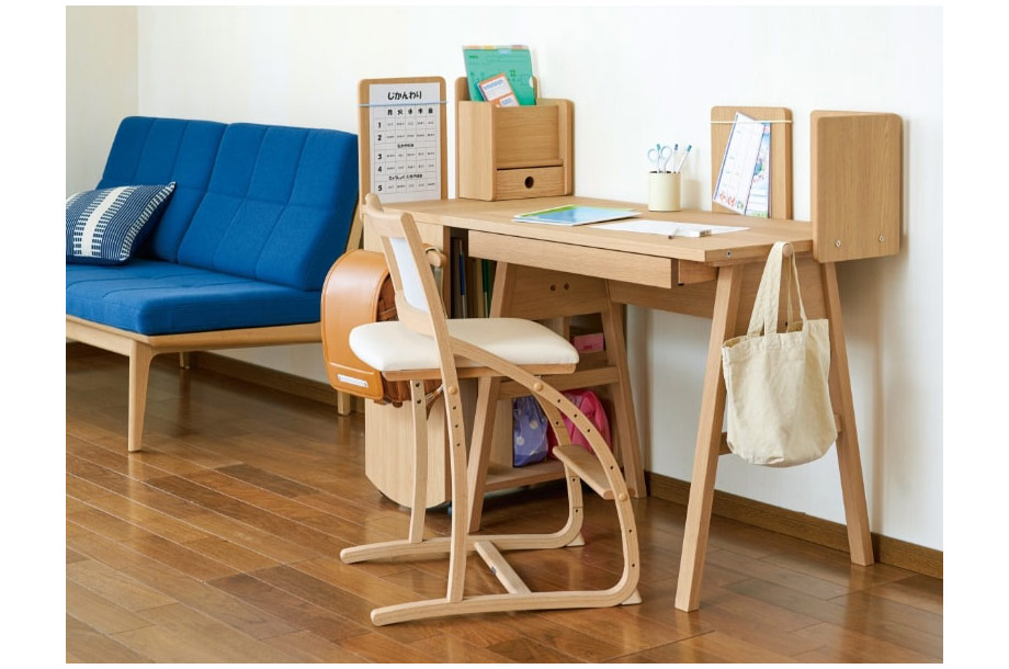 カリモク＞人気のリビング学習にもおすすめ！サイズ豊富な学習机