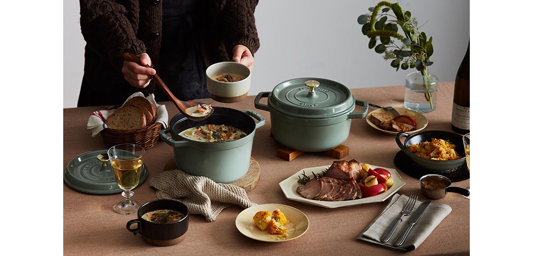 STAUB＞新色「ユーカリ」と「リネン ブラスノブ」でほっこり“焼き芋”を