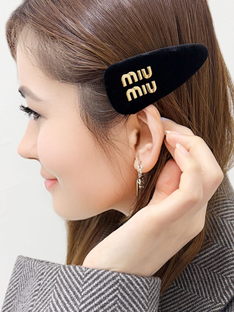 MIU MIU (ミュウミュウ) ロゴ ベルベット ヘアクリップ バレッタ