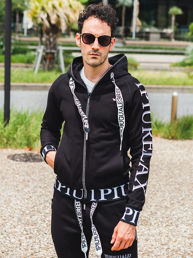 1PIU1UGUALE3 ブラック パーカー パンツ セットサイズ4