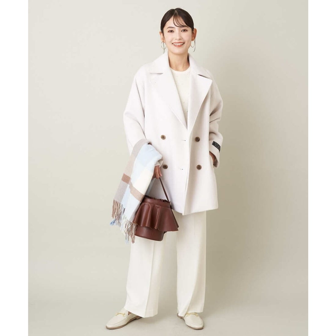 アー・ヴェ・ヴェ a.v.v ボクシーシルエットピーコート （ホワイト