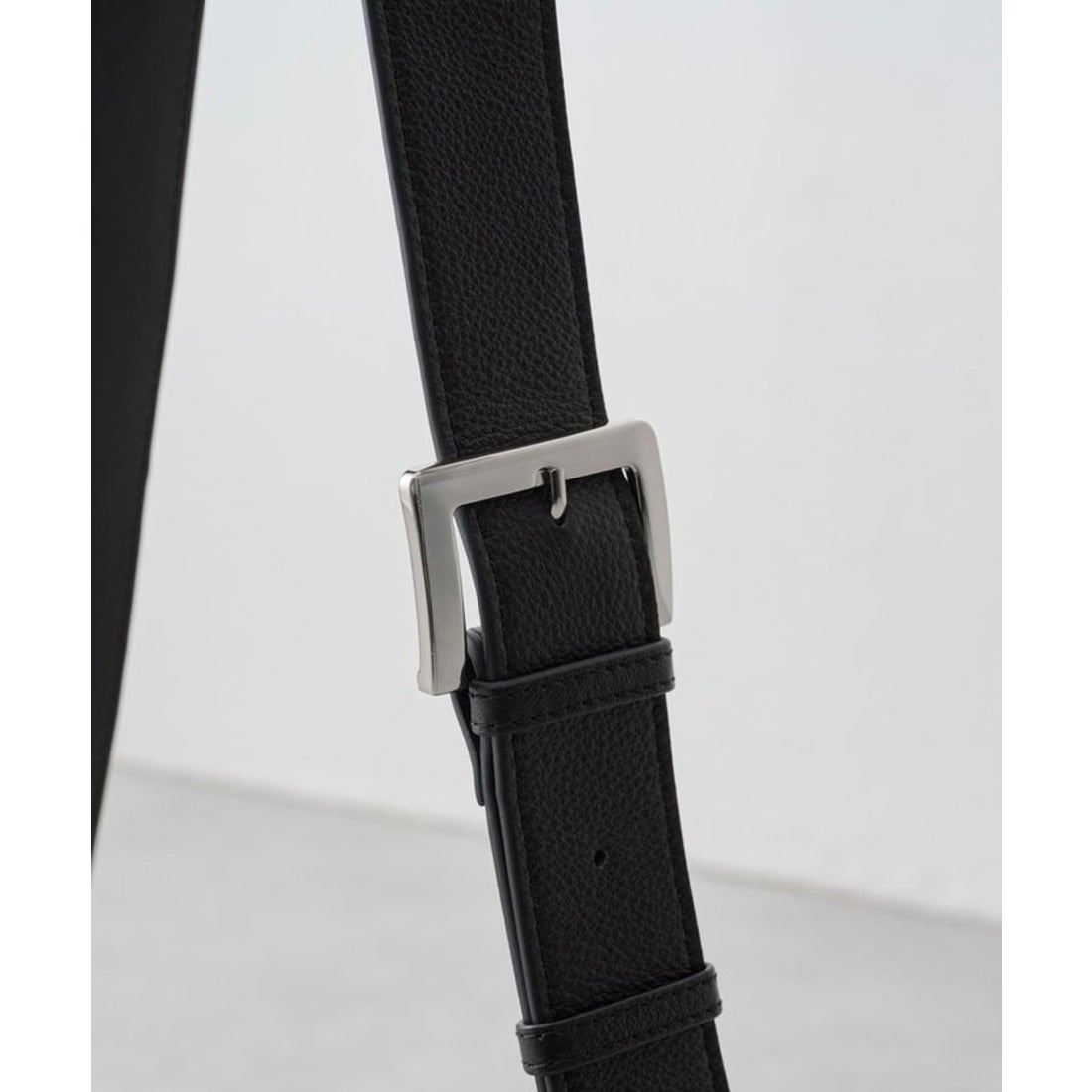 ビアズリー BEARDSLEY レザーボディバッグ （black） - ファッション