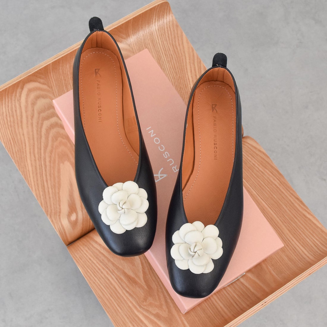 ファビオルスコーニ FABIO RUSCONI ラウンドトウVカットカメリアバレエ