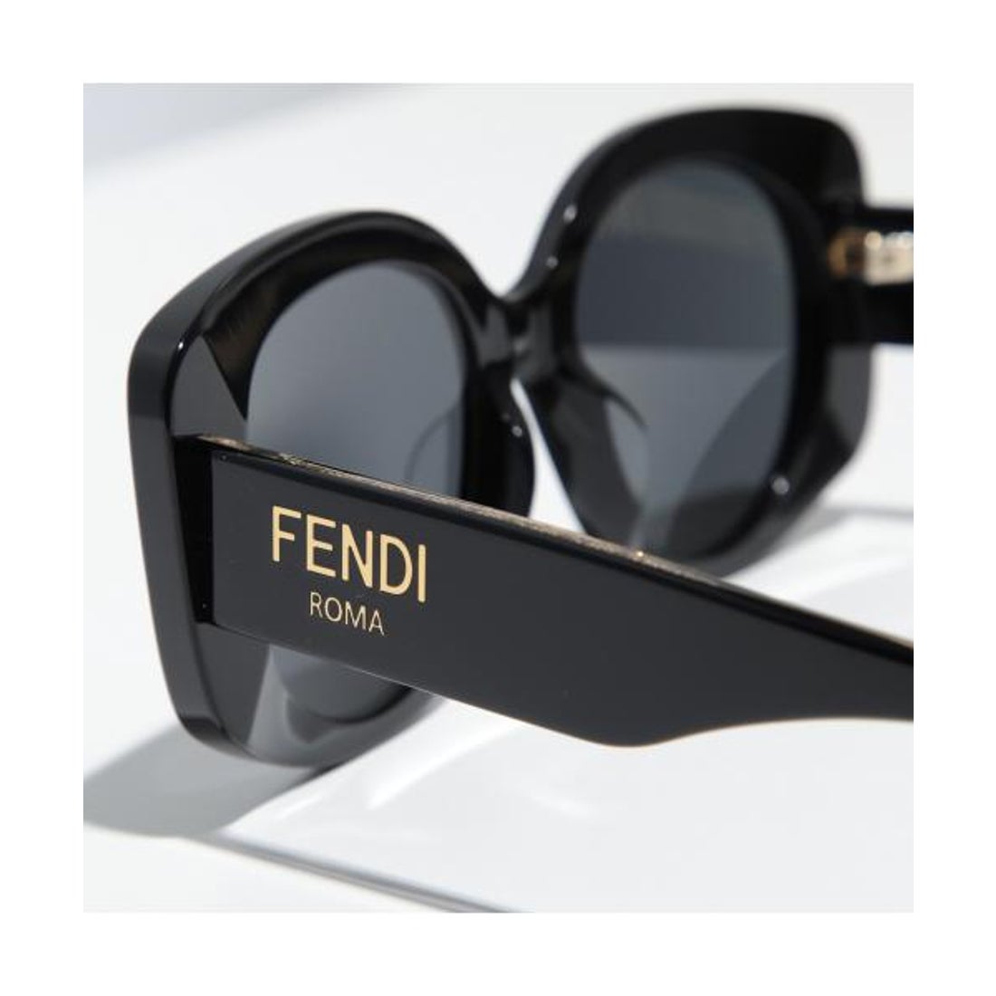 フェンディ FENDI FENDI サングラス ROMA ローマ FE40137F （01A