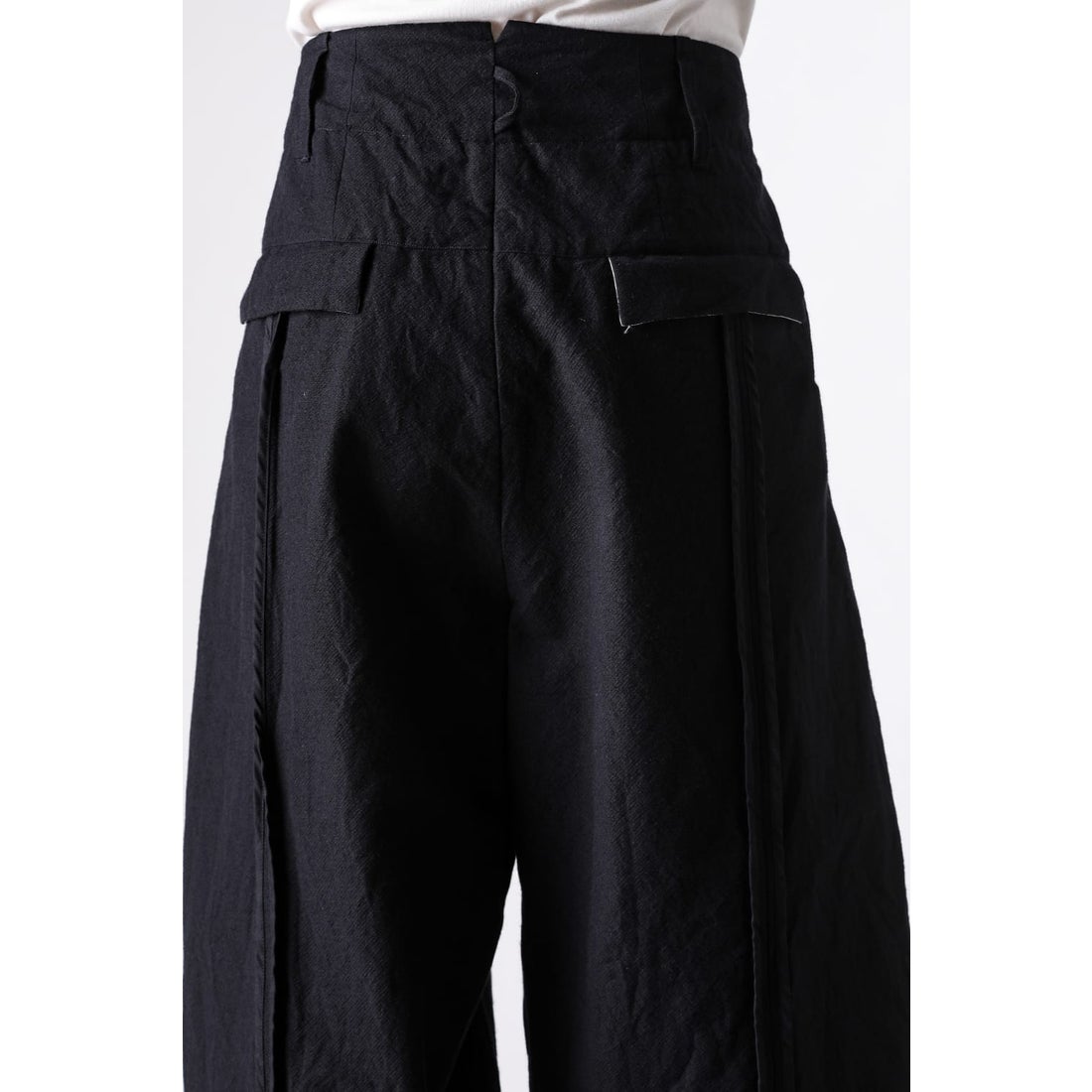 クラシカ KLASICA Back Seem Tapered Trousers （Coal Black