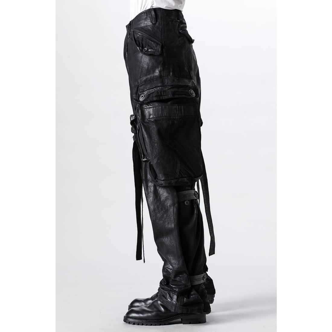 ユリウス JULIUS 12oz Coated Denim Wide Gasmask Cargo Pants（BLACK