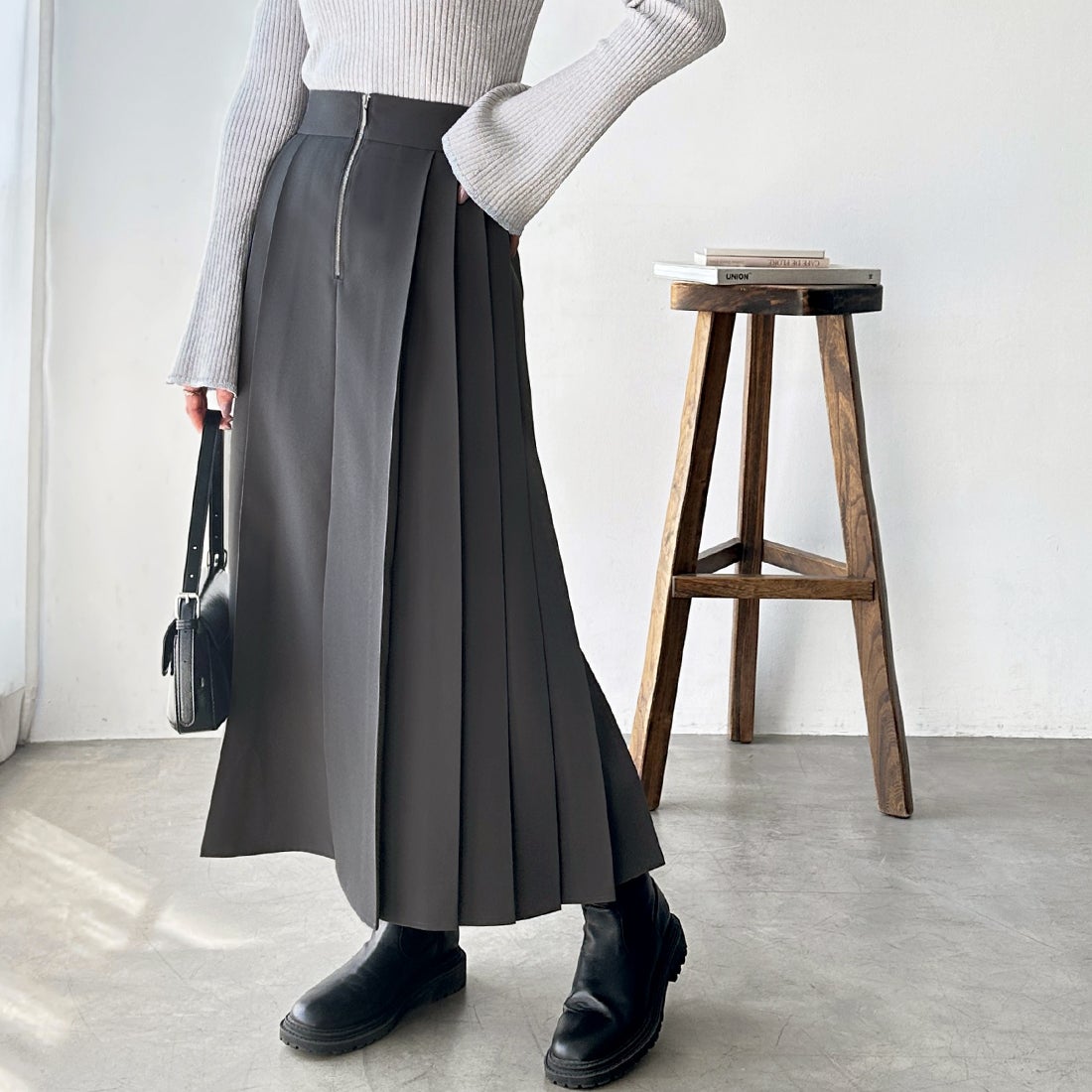 ジーラ GeeRA フロントファスナープリーツスカート （チャコールグレー