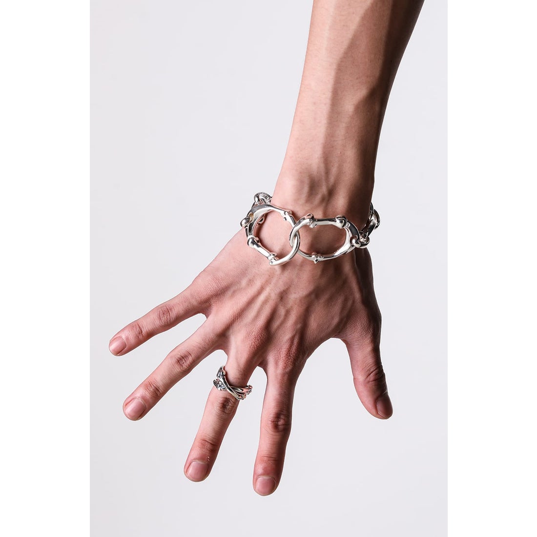 タカヒロミヤシタザソロイスト TAKAHIROMIYASHITATheSoloist. bone