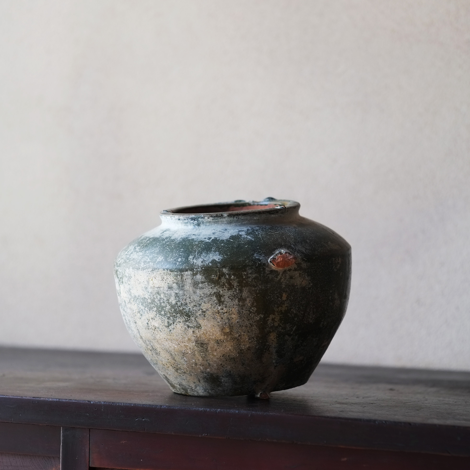 壺 三耳 モスグリーンと黒の釉薬雨垂れ 骨董 Ag-235 壺 三耳 モス