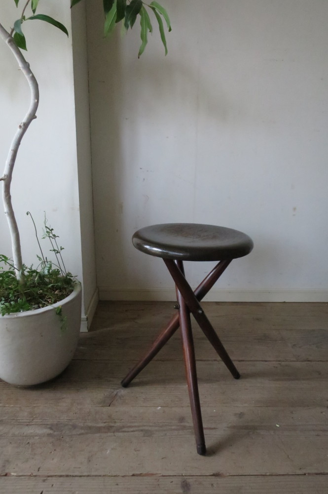 アンティーク 古いスツール 3本脚 丸椅子 クロス脚 | antiques-educo