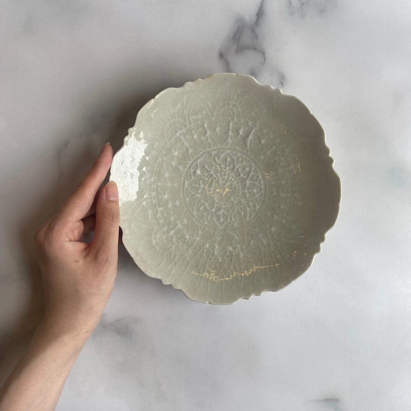 作家 前田麻美 灰青釉 稜花 6寸台皿 – nokaze｜陶器、和食器、うつわの通販