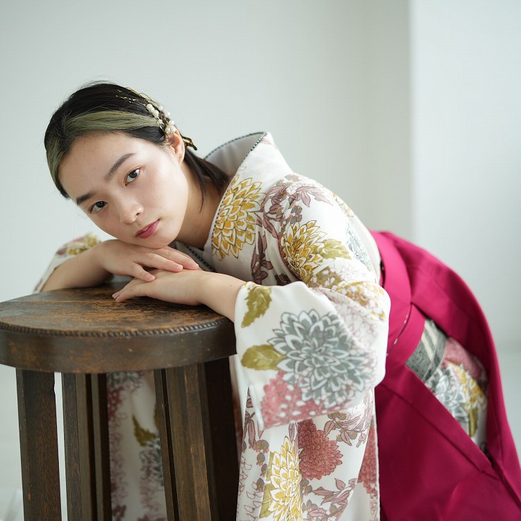 紫と白の花柄着物 身長130cm 重ね襟付き 七五三 女の子 着物 四つ身