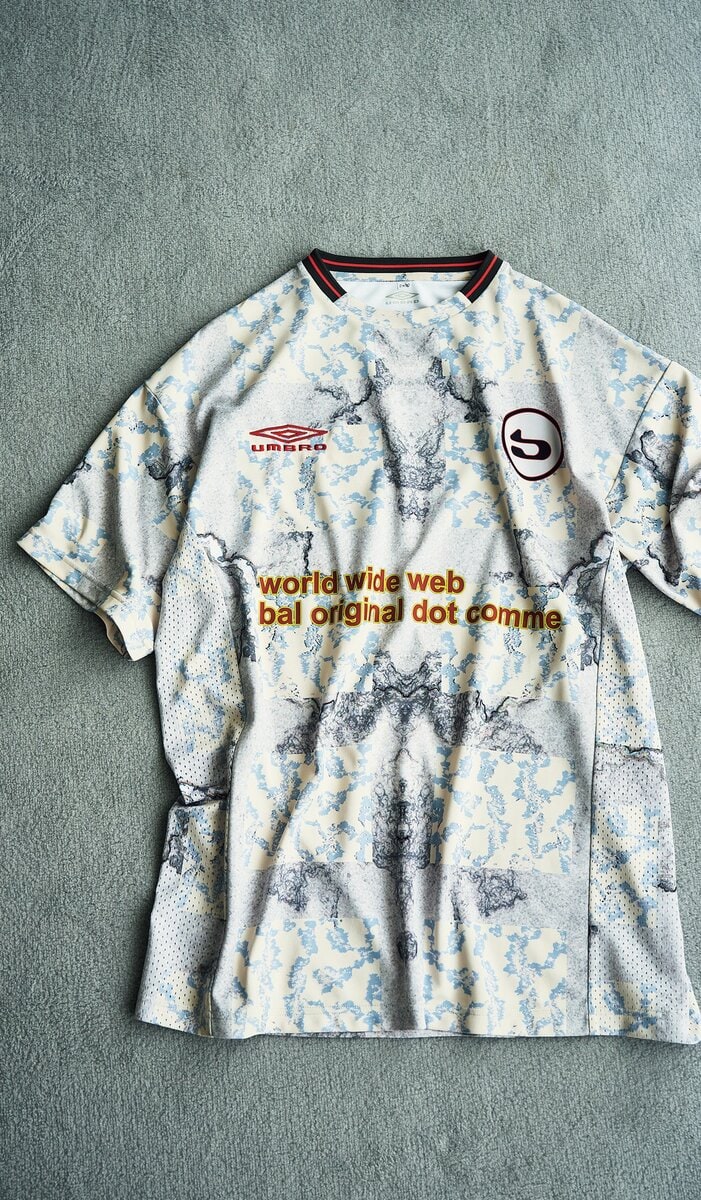 存在感別格の“サッカージャージ”はこれ！バル×アンブロの新作が